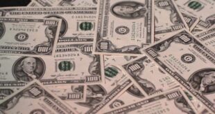 Dólar abre em alta de 8% após vitória de Lula no 2º turno; ações brasileiras caem no exterior