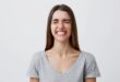 Está estressado? Forçar um sorriso pode fazer bem à saúde, sugere estudo