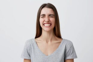 Está estressado? Forçar um sorriso pode fazer bem à saúde, sugere estudo