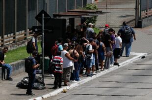 Motoristas de ônibus fazem paralisação na zona sul de São Paulo