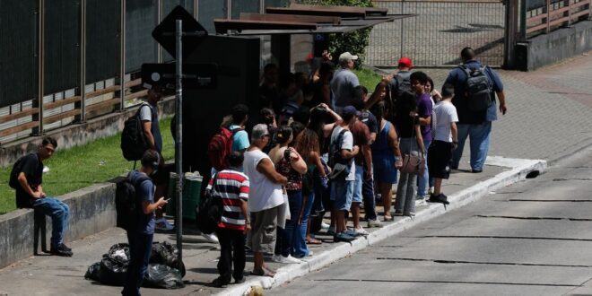Motoristas de ônibus fazem paralisação na zona sul de São Paulo